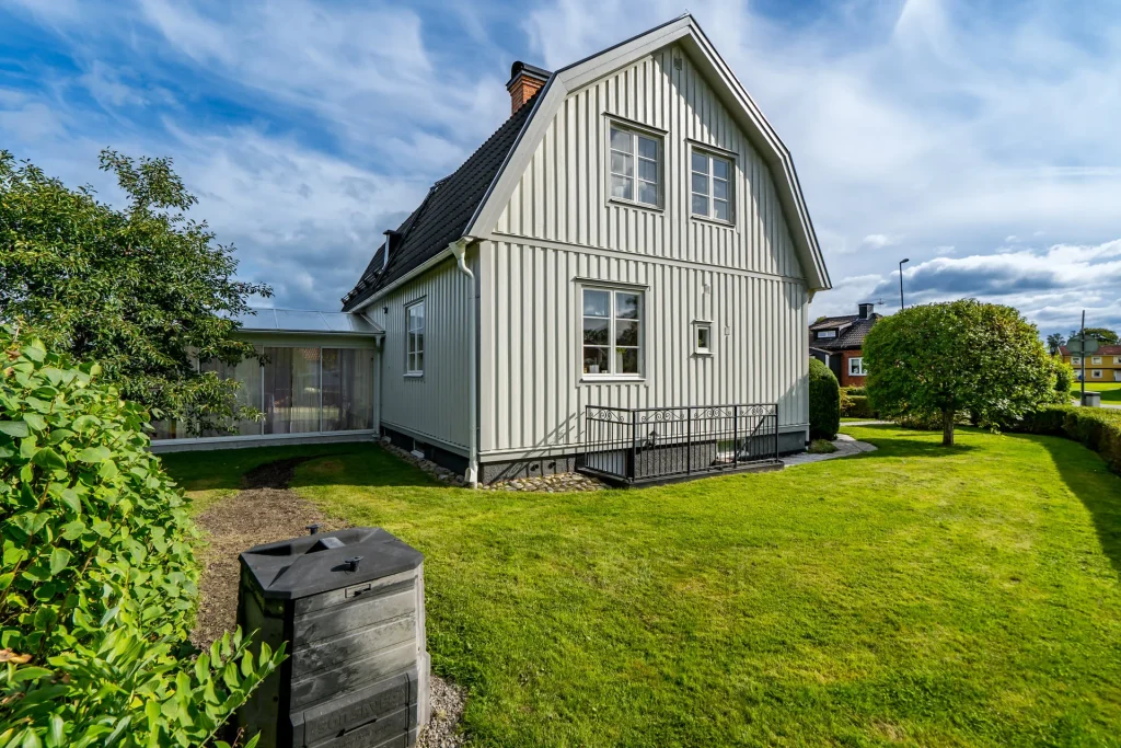 6. Ma╠elning av villa